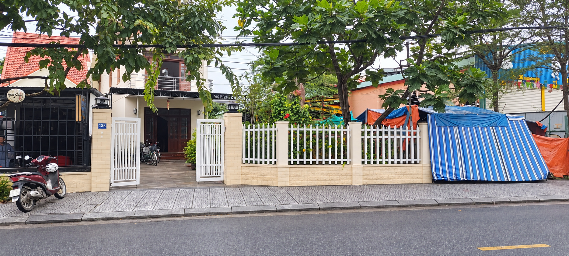 Mặt tiền nhà nhìn từ đường